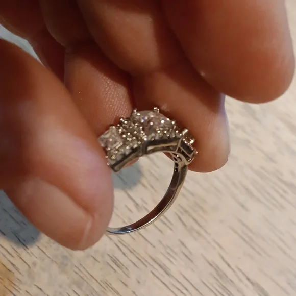 Elegant Silver Women's Ring - Picture 3 of 3